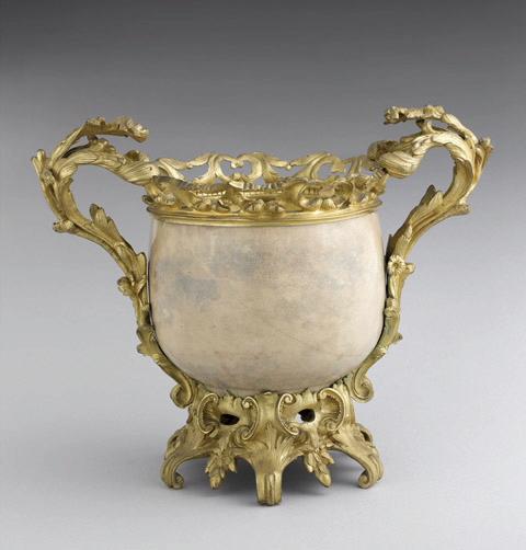 Vase en céladon vieux rose, monture de style rocaille en bronze doré avec deux anses et six pieds
