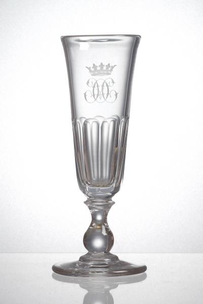 Ensemble de 64 flûtes à champagne