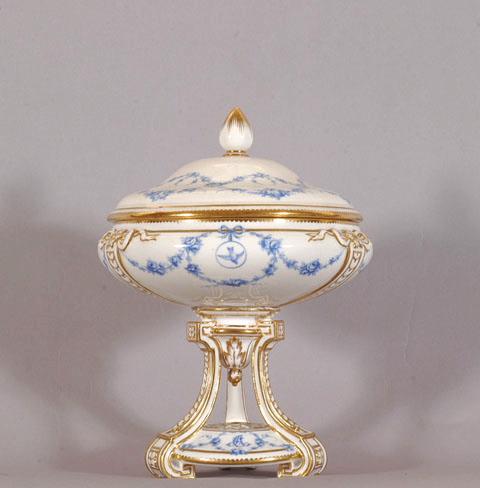 Sucrier avec son couvercle en porcelaine dure