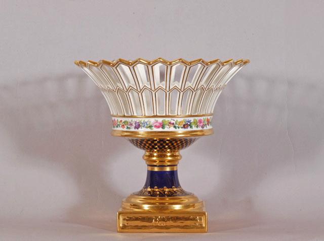 Corbeille sur pied en porcelaine de Paris, avec bandeau de fleurs polychromes