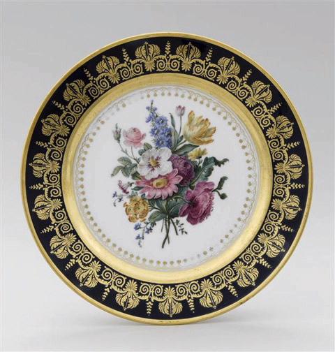 Assiette en porcelaine de Paris, marquée Feuillet au revers, décor floral, marli bleu et or à motif de feuilles