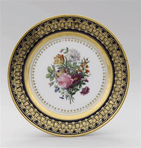 Assiette en porcelaine de Paris, marquée Feuillet au revers, décor floral, marli bleu et or à motif de feuilles