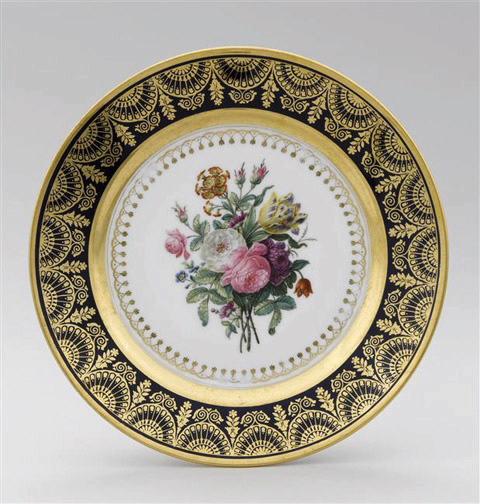 Assiette en porcelaine de Paris, marquée Feuillet au revers, décor floral, marli bleu et or à motif de feuilles