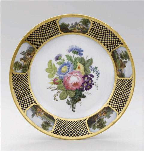 Assiette à dessert en porcelaine de Paris, marquées Feuillet au revers, marli à décor de résille dorée fond bleu orné de 5 cartouches topographiques