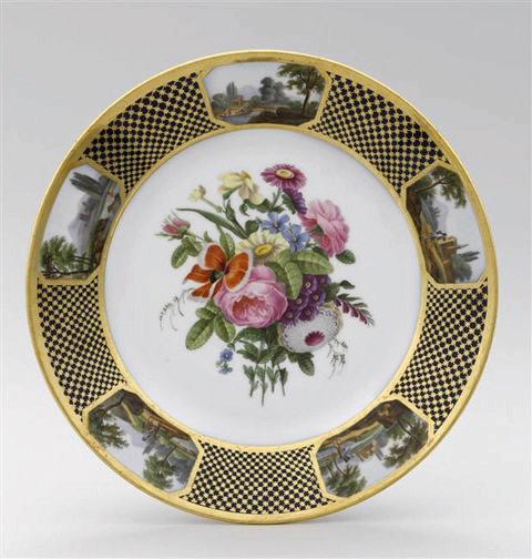 Assiette à dessert en porcelaine de Paris, marquées Feuillet au revers, marli à décor de résille dorée fond bleu orné de 5 cartouches topographiques