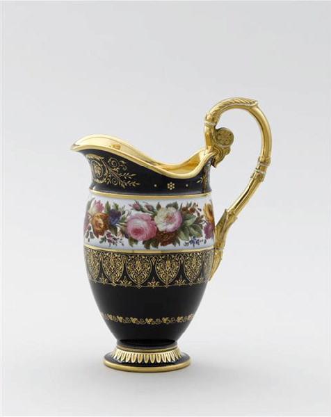 Pot à lait du déjeuner A.B., porcelaine dure, fond bleu, couronne de fleurs, décor en or, Avec la marque imprimée de Sèvres : LP 1846