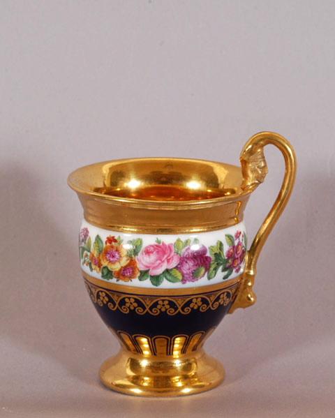 Tasse bleu et or, décor d'un bandeau de fleurs polychromes