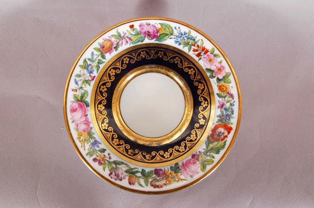 Soucoupe bleu et or, décor d'un bandeau de fleurs polychromes