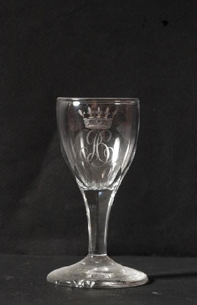 Verre à pied en verre gravé au chiffre BC