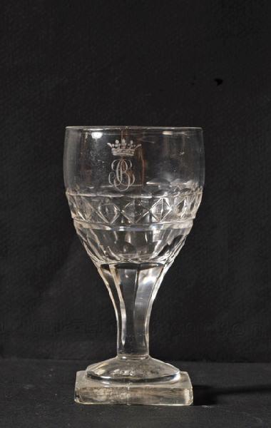 Verre à pied en verre gravé au chiffre BC