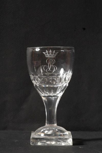 Verre à pied en verre gravé au chiffre BC