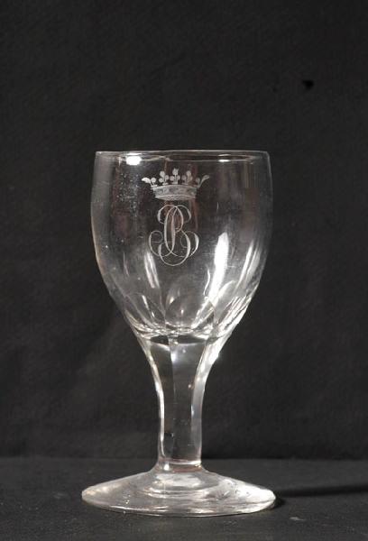Verre à pied en verre gravé au chiffre BC