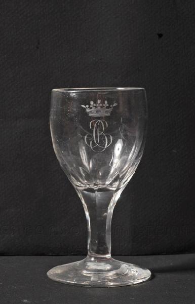 Verre à pied en verre gravé au chiffre BC