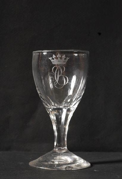 Verre à pied en verre gravé au chiffre BC