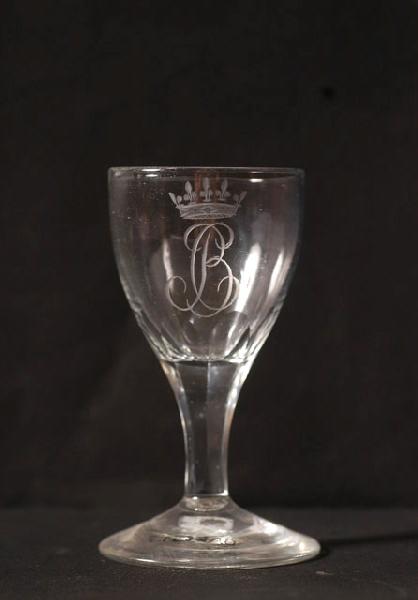 Verre à pied en verre gravé au chiffre BC