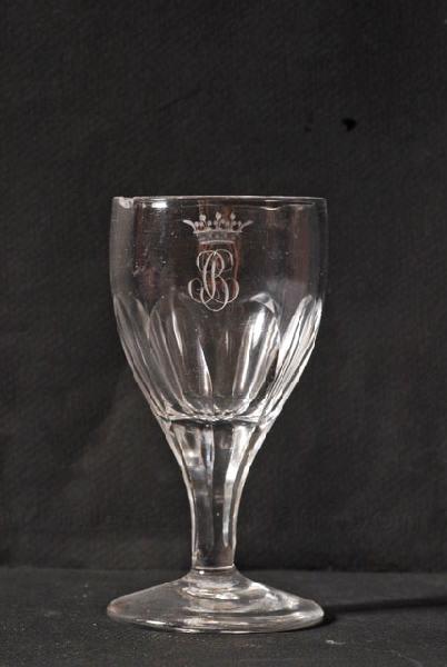Verre à pied en verre gravé au chiffre BC