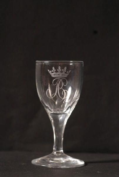 Verre à pied en verre gravé au chiffre BC