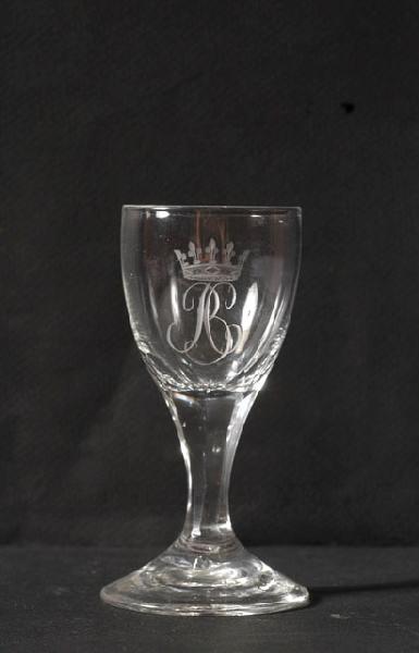 Verre à pied en verre gravé au chiffre BC