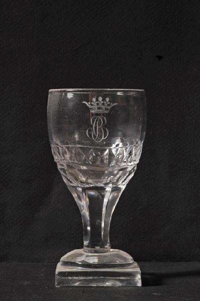 Verre à pied en verre gravé au chiffre BC