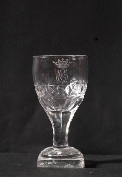 Verre à pied en verre gravé au chiffre BC