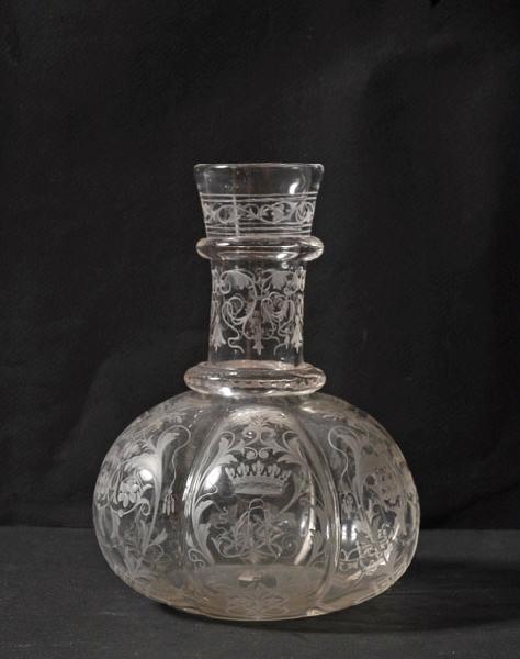Carafe en verre gravé au chiffre HO et CA
