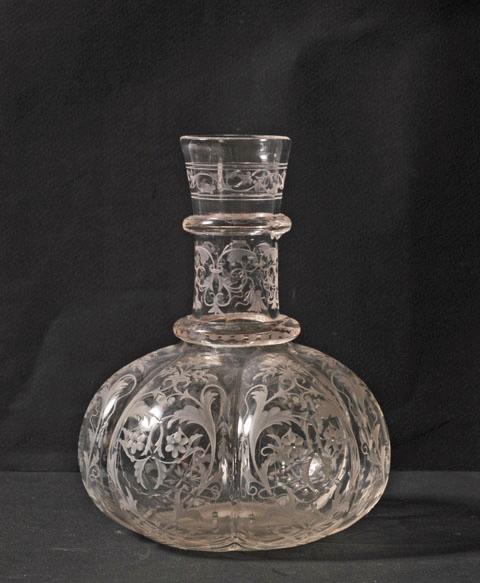 Carafe en verre gravé au chiffre HO et CA