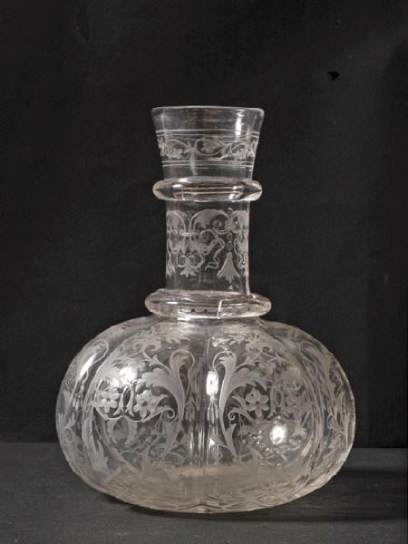 Carafe en verre gravé au chiffre HO et CA