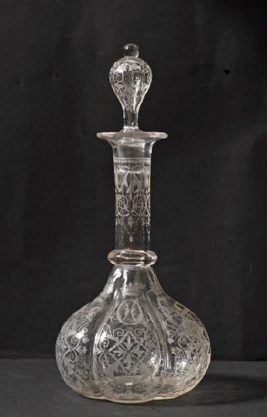 Carafe en verre gravé avec son bouchon au chiffre HO et CA