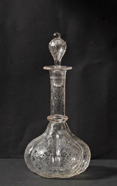 Carafe en verre gravé avec son bouchon au chiffre HO et CA