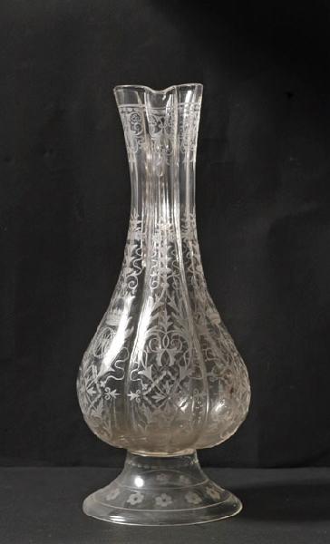 Carafe en verre gravé au chiffre HO et CA