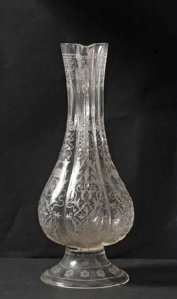 Carafe en verre gravé au chiffre HO et CA