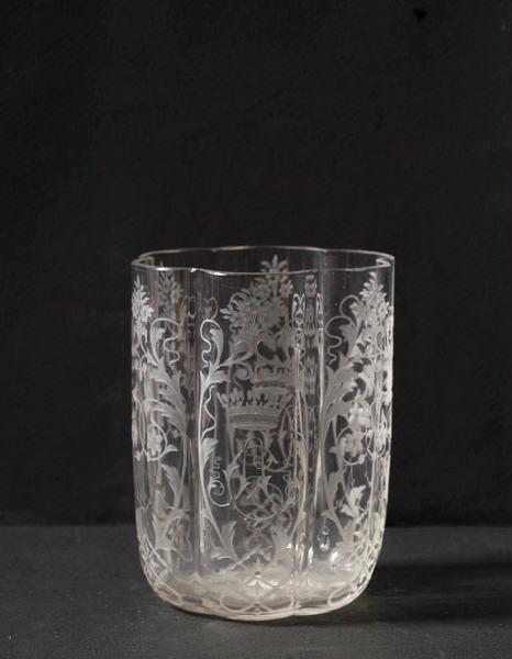 Gobelet en verre gravé à côtes au chiffre HO et CA