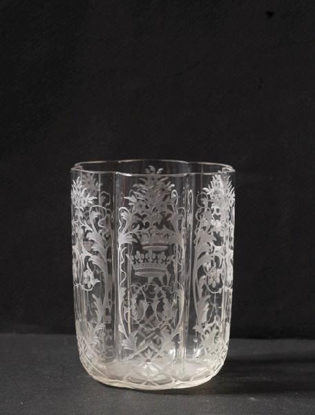 Gobelet en verre gravé à côtes au chiffre HO et CA