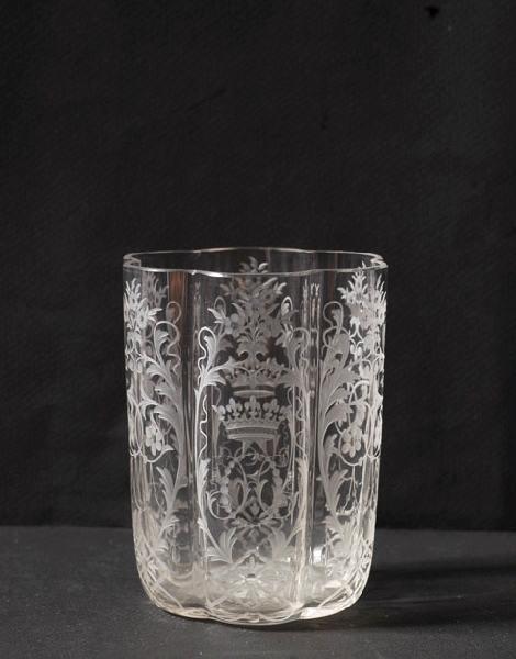 Gobelet en verre gravé à côtes au chiffre HO et CA