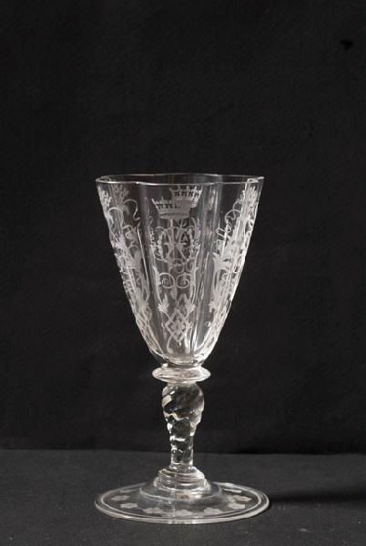 Flûte à champagne en verre gravé au chiffre HO et CA