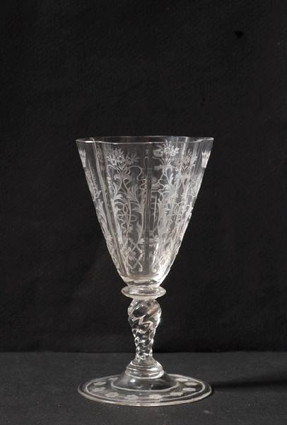 Flûte à champagne en verre gravé au chiffre HO et CA