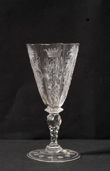 Flûte à champagne en verre gravé au chiffre HO et CA