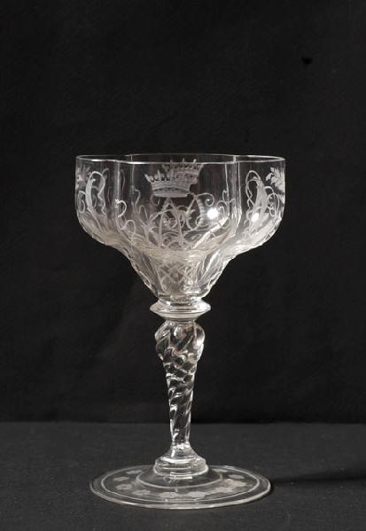 Flûte à champagne en verre gravé quadrilobée au chiffre HO et CA