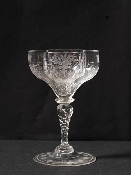 Flûte à champagne en verre gravé quadrilobée au chiffre HO et CA