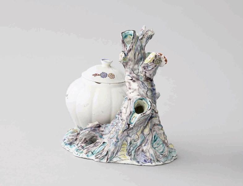 Pot-pourri couvert avec tronc d'arbre fleuri