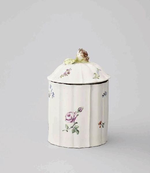 Grand pot côtelé à décor d'un semis de fleurs