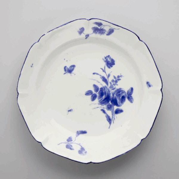 Assiette à décor de roses, fleurs, papillon, mouche et libellule