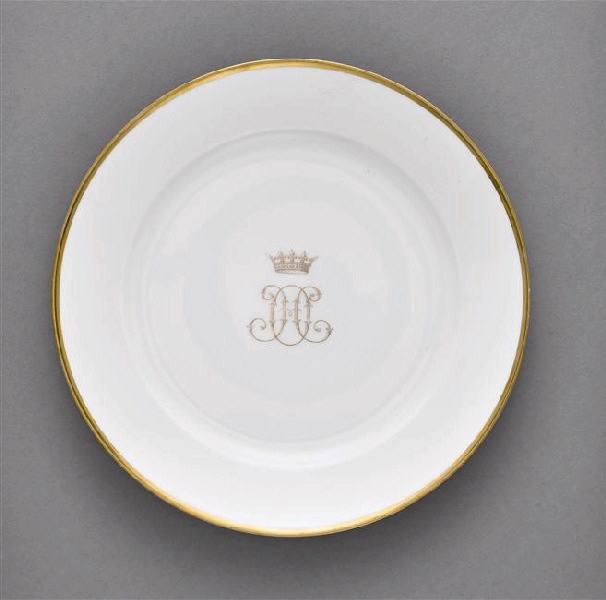 Assiette plate en porcelaine de Sèvres blanche avec filet doré sur le marli et chiffre HO couronné imprimé en or au centre (service d'Alger)
