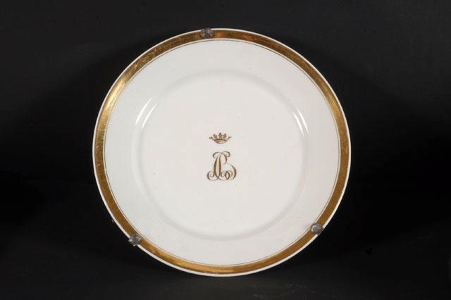 Assiette plate au chiffre de Bourbon-Condé, blanc et or