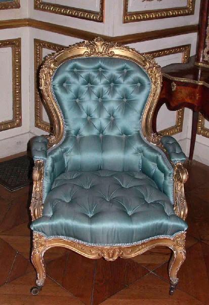 Un fauteuil recouvert de satin bleu de style néo-Louis XV