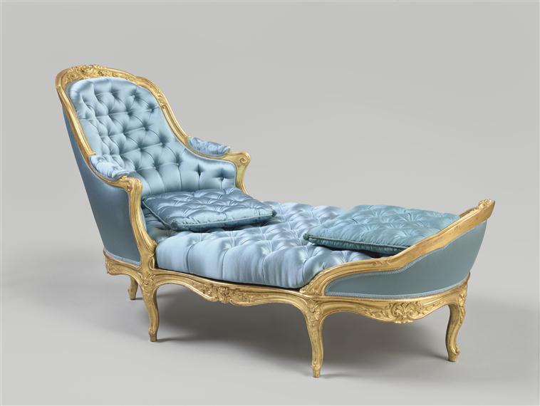 Une duchesse (ou méridienne) recouverte de satin bleu