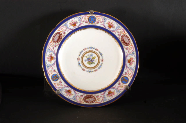 Assiette en porcelaine dure de Minton, service au marli bleu foncé aux armes d'Orléans