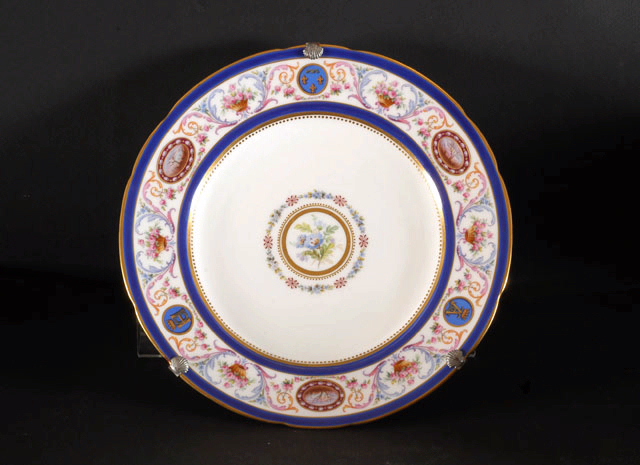 Assiette en porcelaine dure de Minton, service au marli bleu foncé aux armes d'Orléans