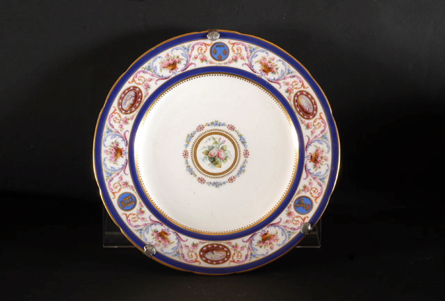 Assiette en porcelaine dure de Minton, service au marli bleu foncé aux armes d'Orléans