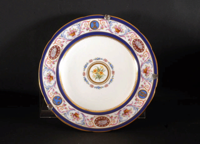 Assiette en porcelaine dure de Minton, service au marli bleu foncé aux armes d'Orléans